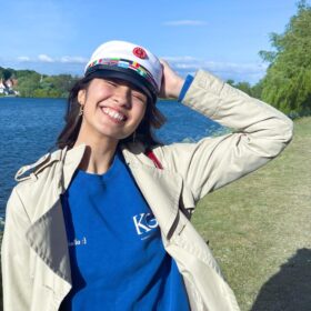 IB studenterhue på en glad student